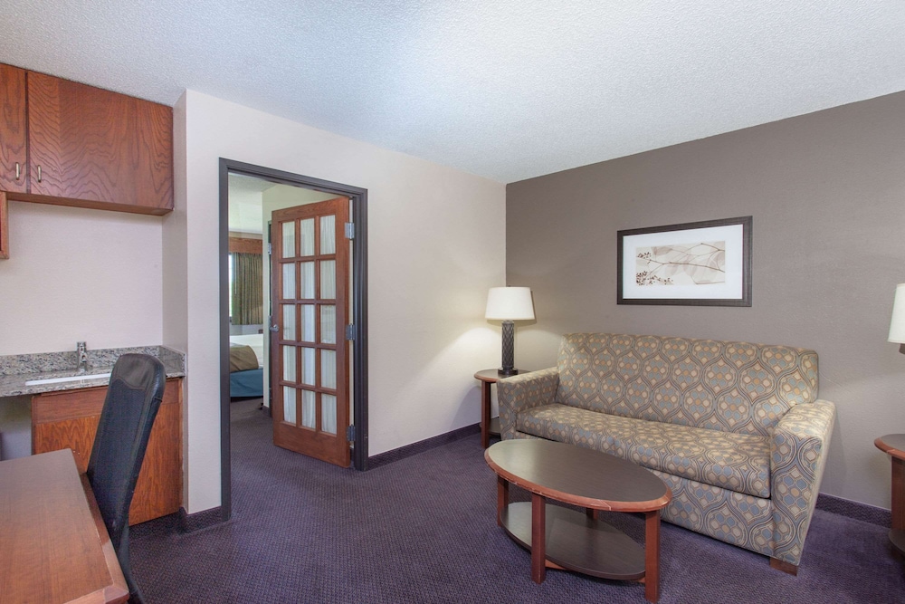 Deluxe Suite, 1 King Bed, Non Smoking (Upper Floor)