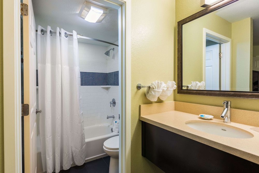 Suite, 1 Queen Bed, Accessible (Mobility Tub One Bedroom) thumbnail 5