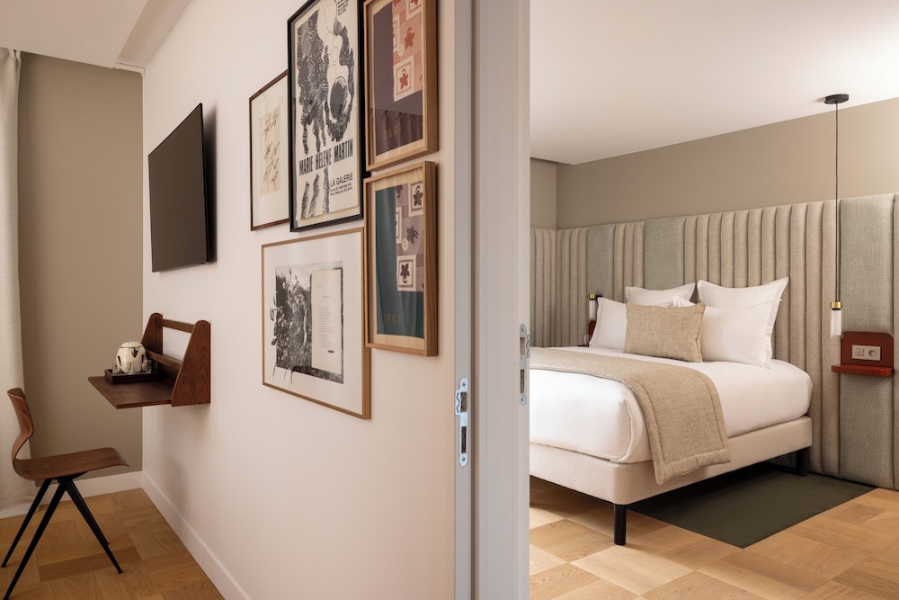 Family Room, Connecting Rooms