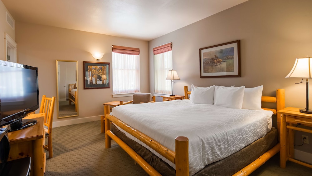 Suite, 1 King Bed, Non Smoking, Refrigerator & Microwave (1st Floor) photo 1
