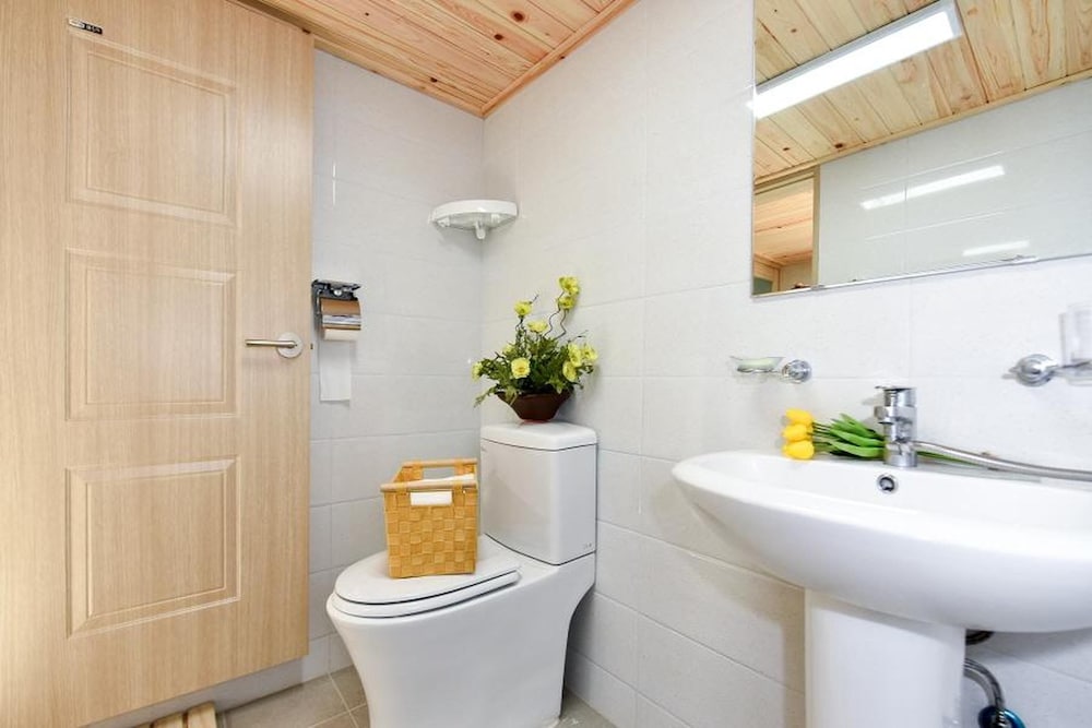 Basic Room, 1 Bedroom (204) - Photo 9