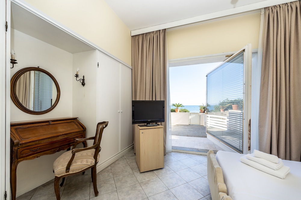 Superior Double Room, Terrace, Ground Floor photo 2