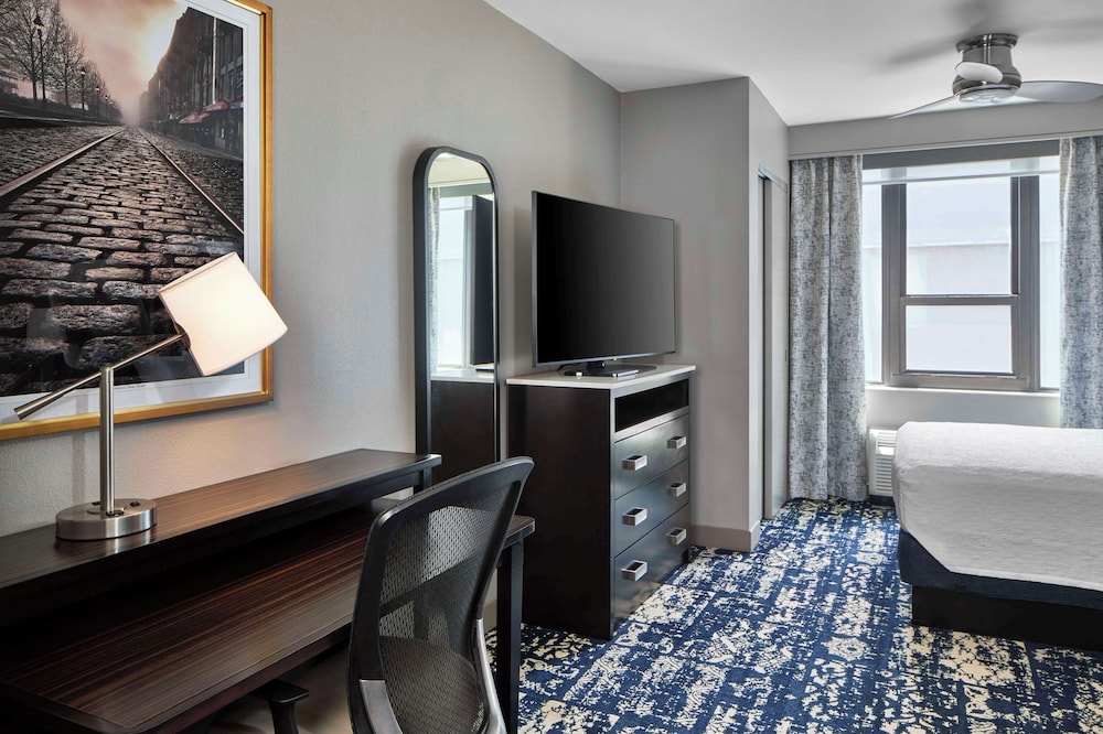 Suite, 1 Queen Bed, Accessible, City View (Hearing)