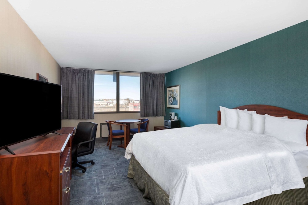 Room, 1 King Bed, Non Smoking - Photo 7