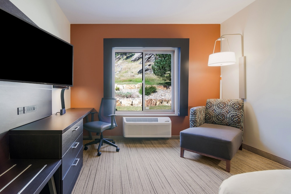 Standard Room, 1 King Bed, Roll-in Shower (Communications) - Photo 2