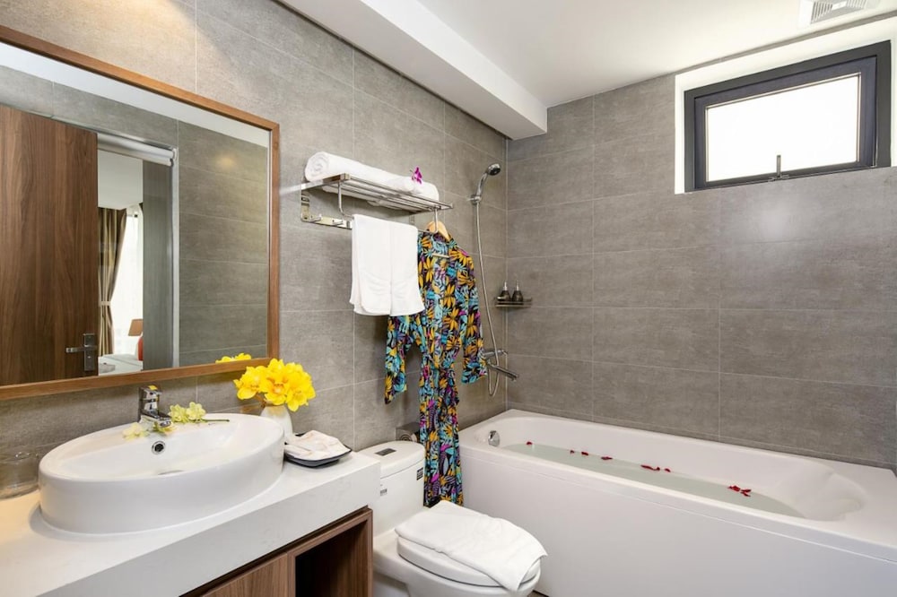 Suite with Bathtub - Photo 5