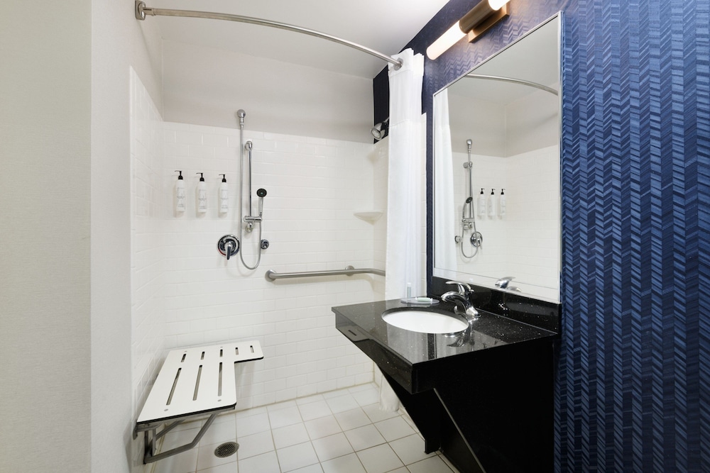 Room, 2 Double Beds (Mobility/Hearing Accessible, Tub) - Photo 4