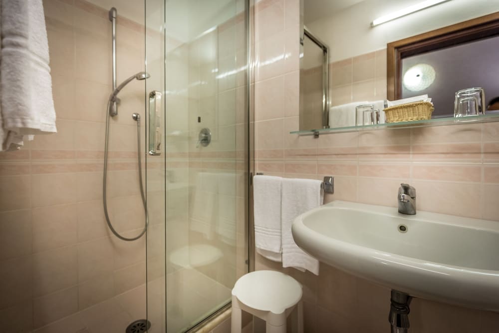 Double Room Single Use thumbnail 6