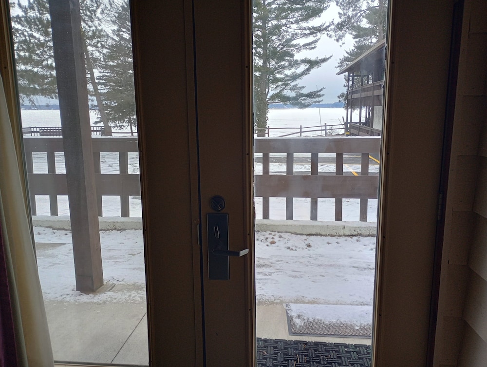 Room, Multiple Beds, Non Smoking, Lake View photo 3
