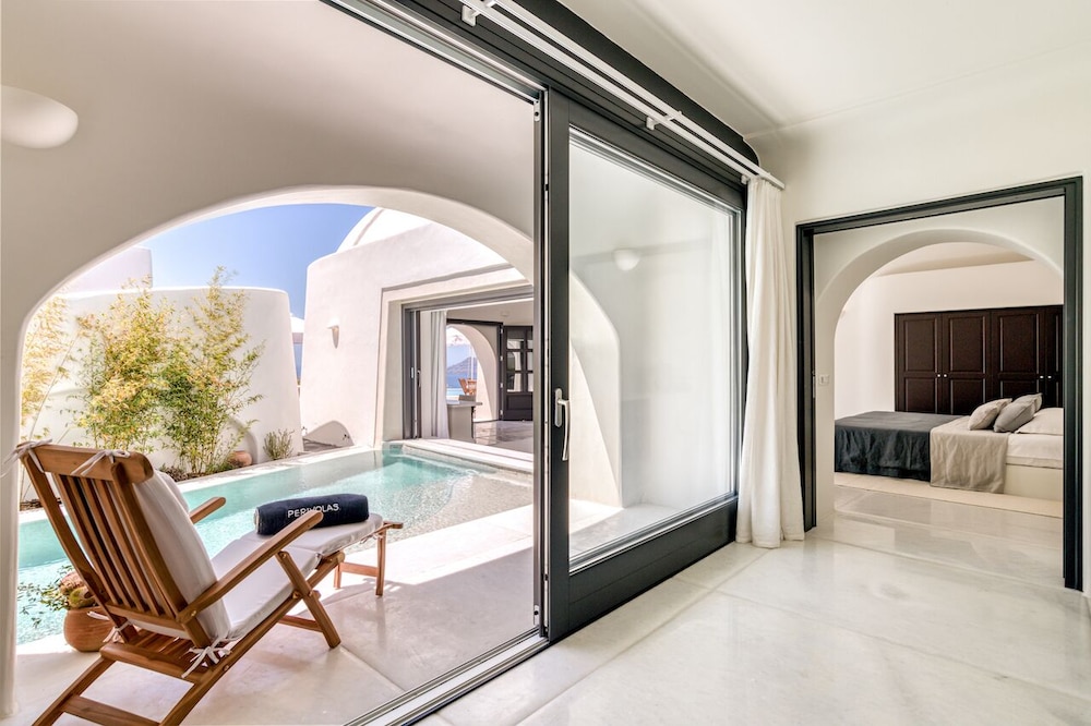 Perivolas Floating Villa photo 3