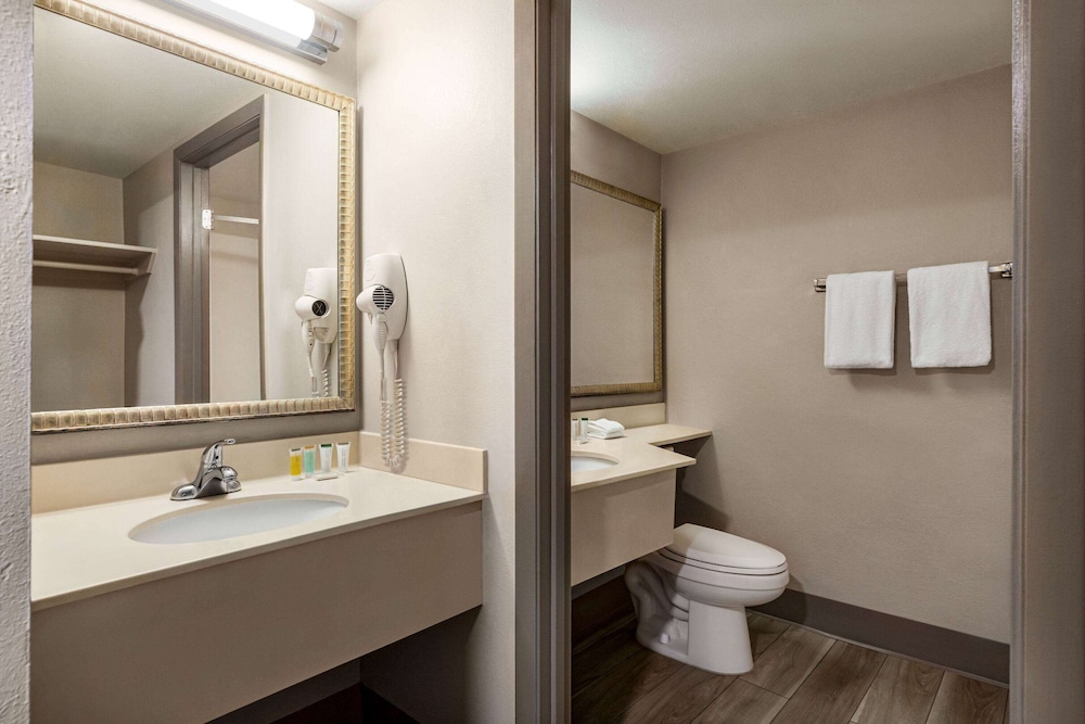 Standard Room, 2 Queen Beds - Photo 9