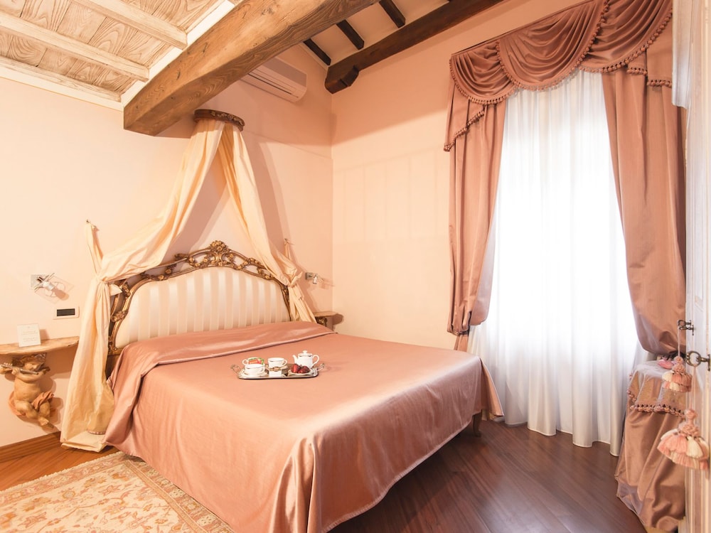 Suite (Up To 4 People) photo 1