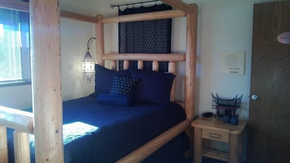 Standard Room, 1 Queen Bed, Non Smoking photo 2