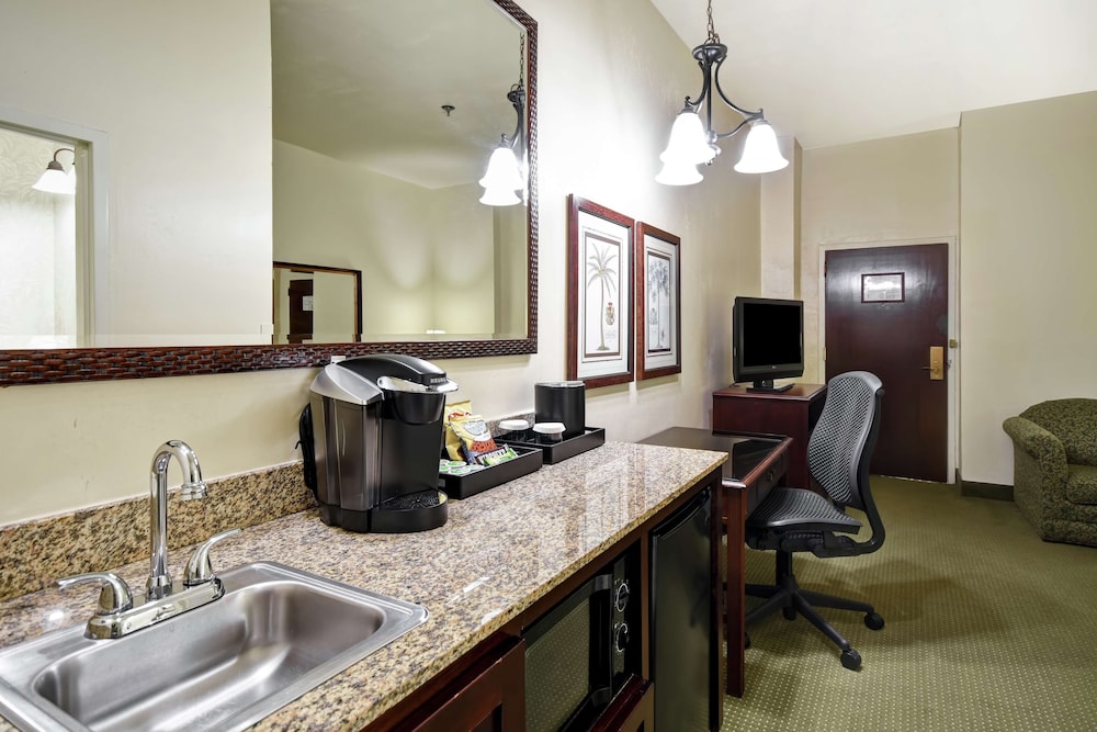 Suite, Accessible, Non Smoking - Photo 5