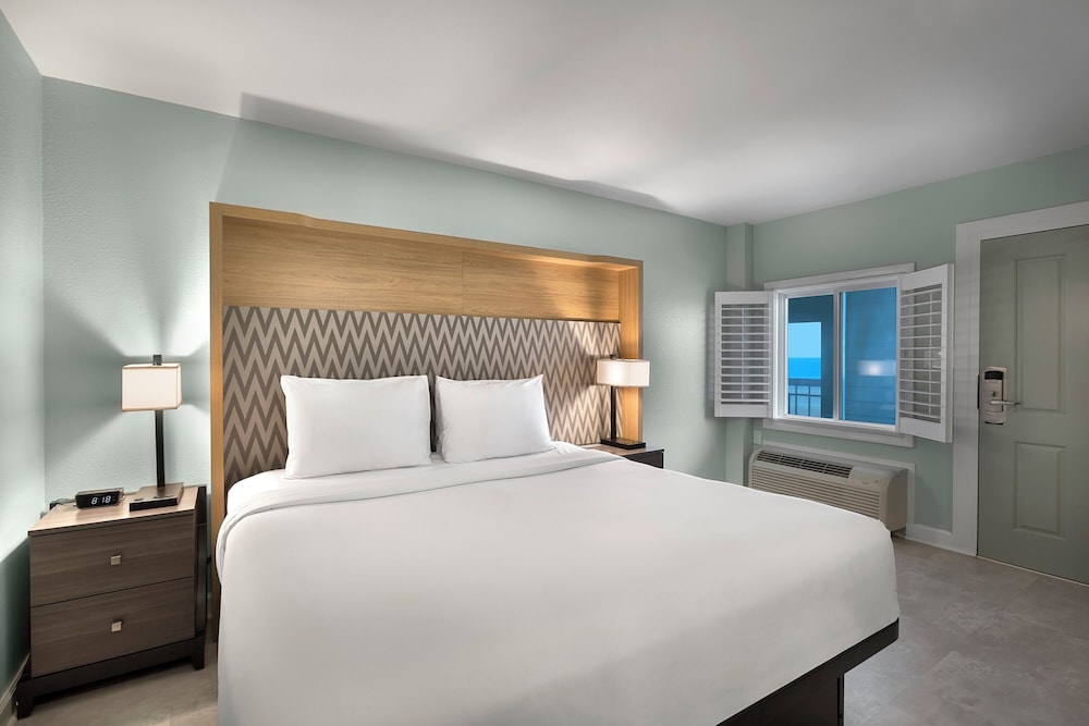 Deluxe Room, 1 King Bed - Photo 1