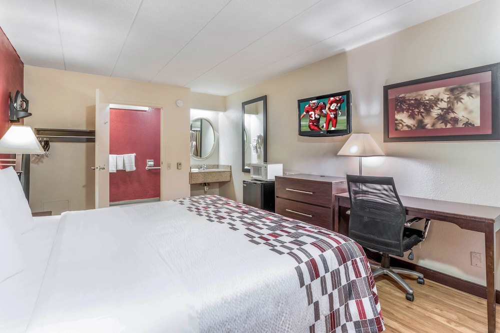 Superior Room, 1 King Bed, Accessible, Non Smoking (Roll-In Shower) - Photo 4