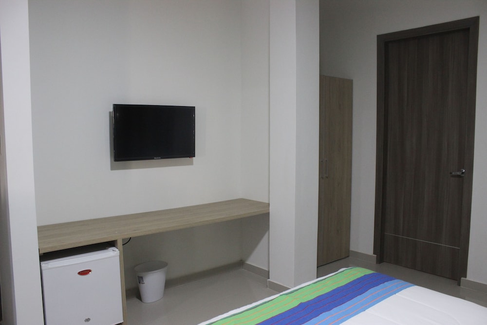 Comfort Suite, 1 Queen Bed, Hot Tub, Garden View photo 3