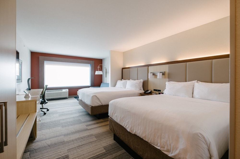 Suite, 2 Queen Beds, Roll-in Shower (Communications Accessible) photo 3