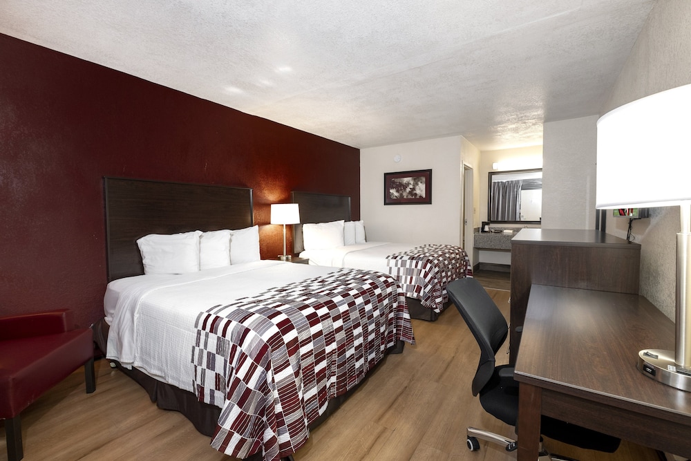 Deluxe Room, 2 Queen Beds, Smoking - Photo 5