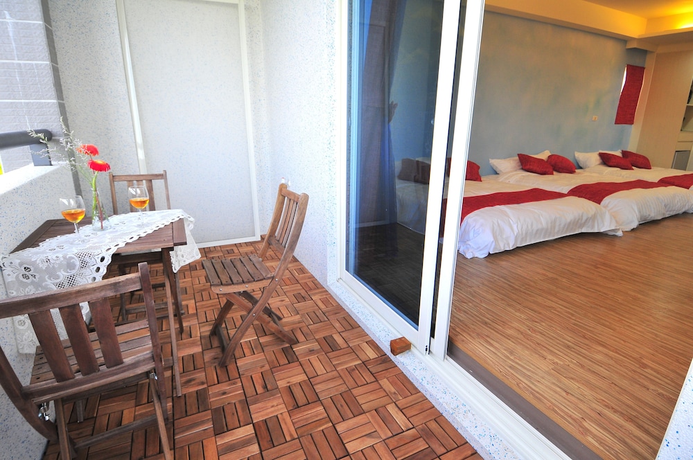 Signature Room, Multiple Beds, Non Smoking, Partial Sea View photo 3