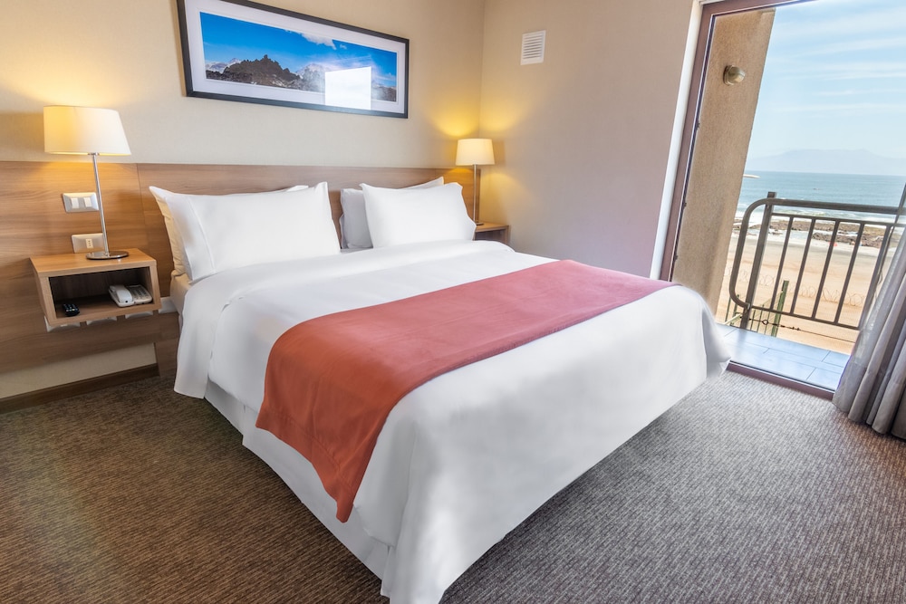 Junior Suite, 1 King Bed, Balcony, Beach View photo 1