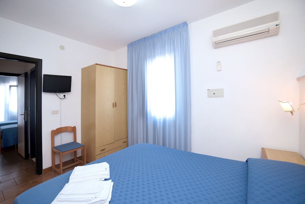 Standard Quadruple Room, 1 Bedroom, Ensuite photo 3