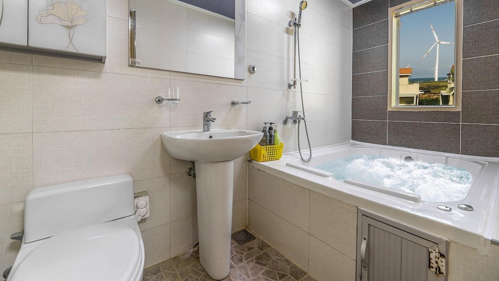 Basic Room, 1 Bedroom (Unique Room 202 (Ocean View/Spa)) - Photo 4