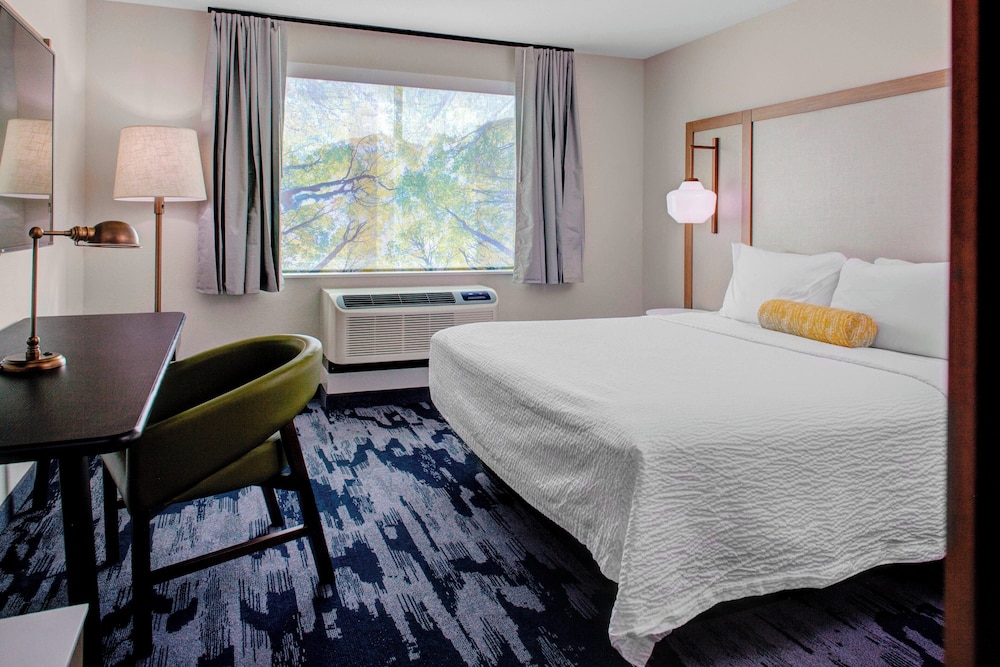 Room, 1 King Bed (Mobility/Hearing Access, Roll-in Shwr) photo 2