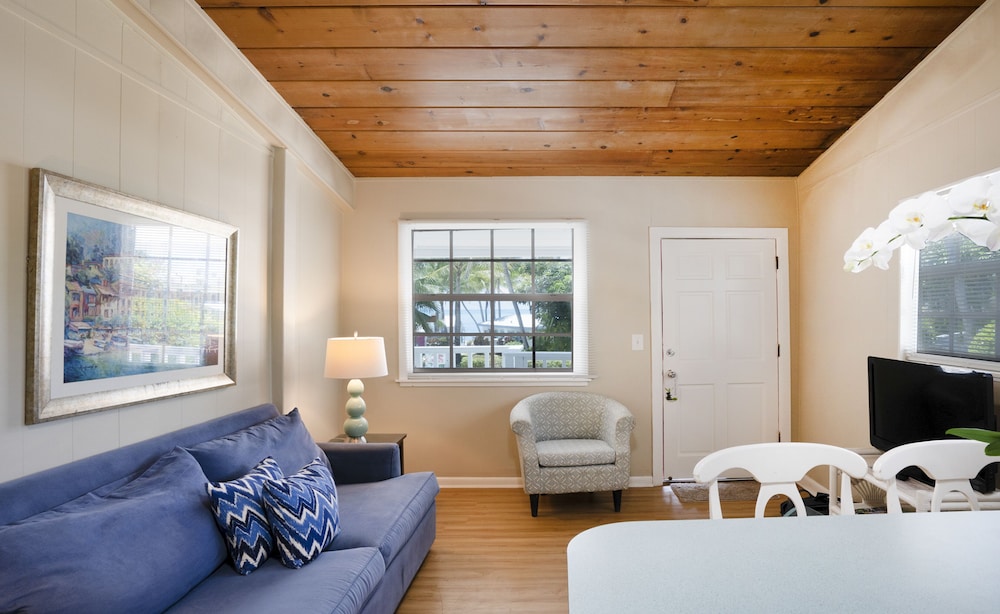 Oceanview One Bedroom King Suite - Photo 5