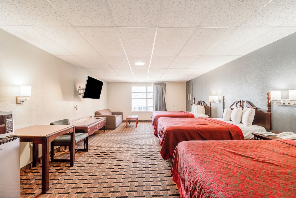 3 Queen Beds with Sofa Bed Non-Smoking photo 2