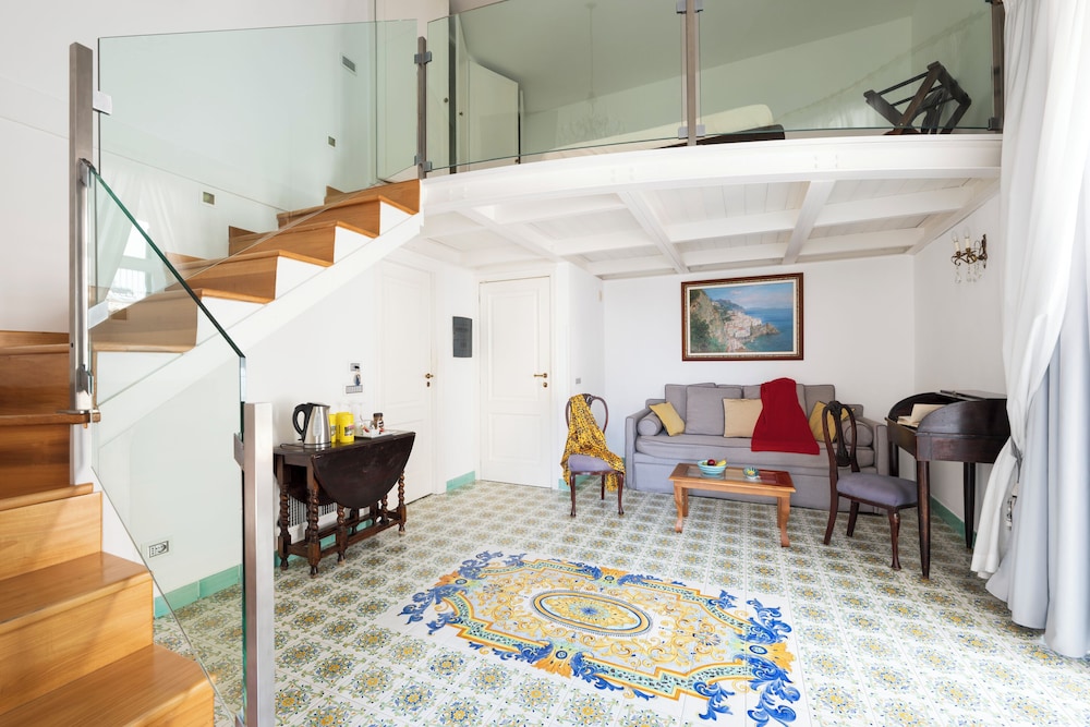 Deluxe Suite, Mezzanine