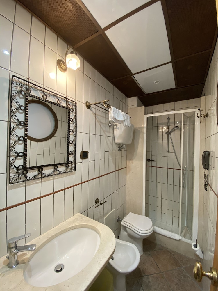 Standard Twin Room - Photo 13