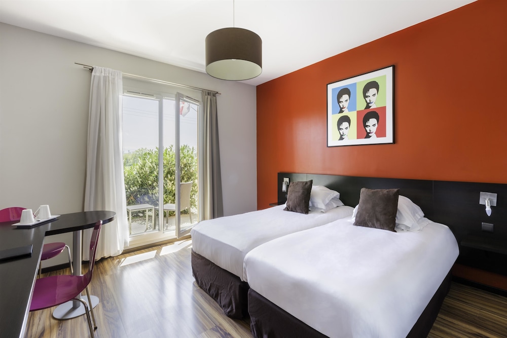 Comfort Room, 1 King Bed, Kitchenette - Photo 3