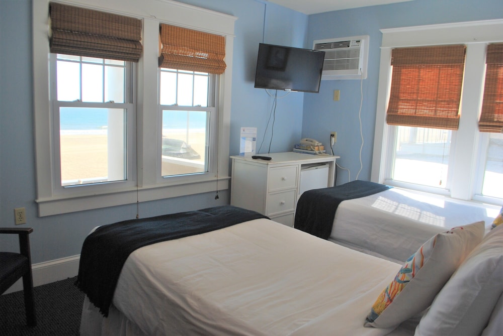 Ocean Front 2 Bedrooms, 3 Double, 1 Twin