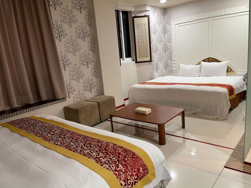 Basic Quadruple Room, 2 Queen Beds