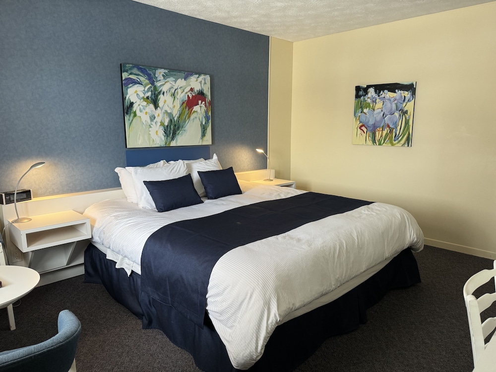 Room 1 King Bed Saguenay View photo 2