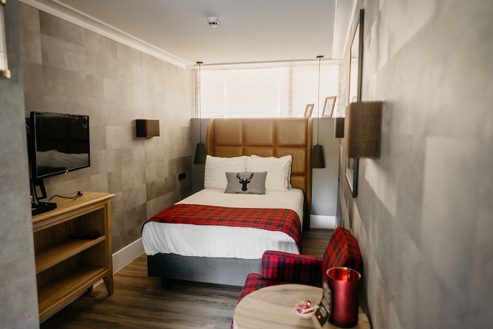 Signature Single Room, 1 Large Twin Bed, Balcony, Courtyard View photo 1