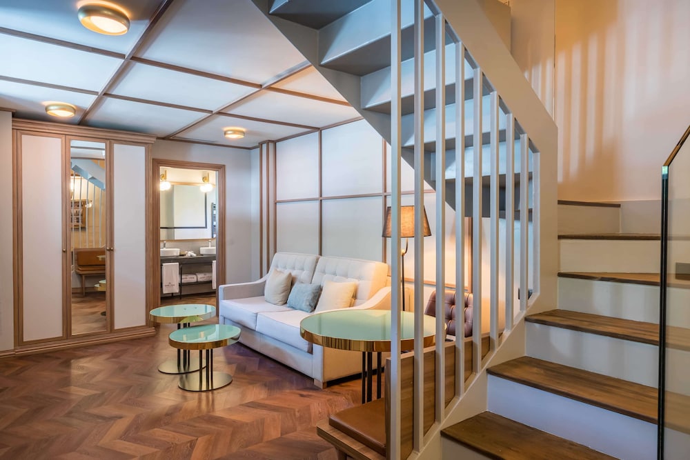 Suite (Duplex) - Photo 1