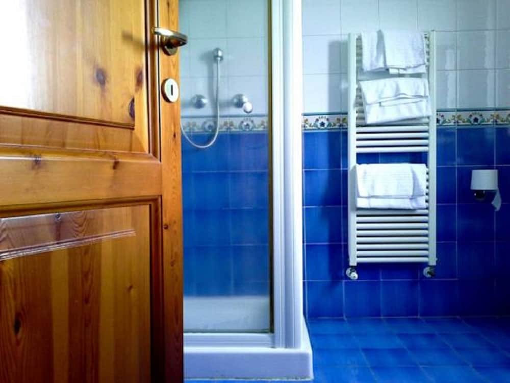Standard Double or Twin Room - Photo 6