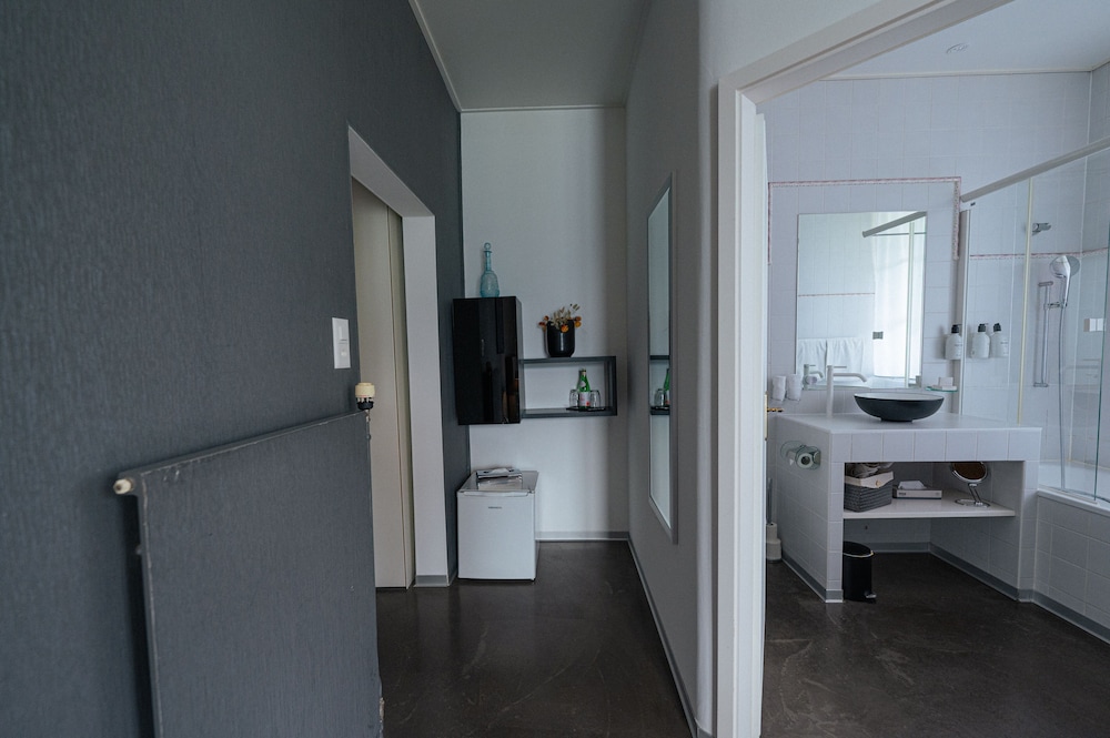 Junior Suite with Balcony, Garden & Lake View photo 2