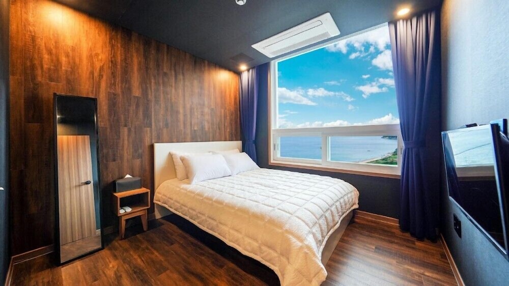 Room (101) photo 1