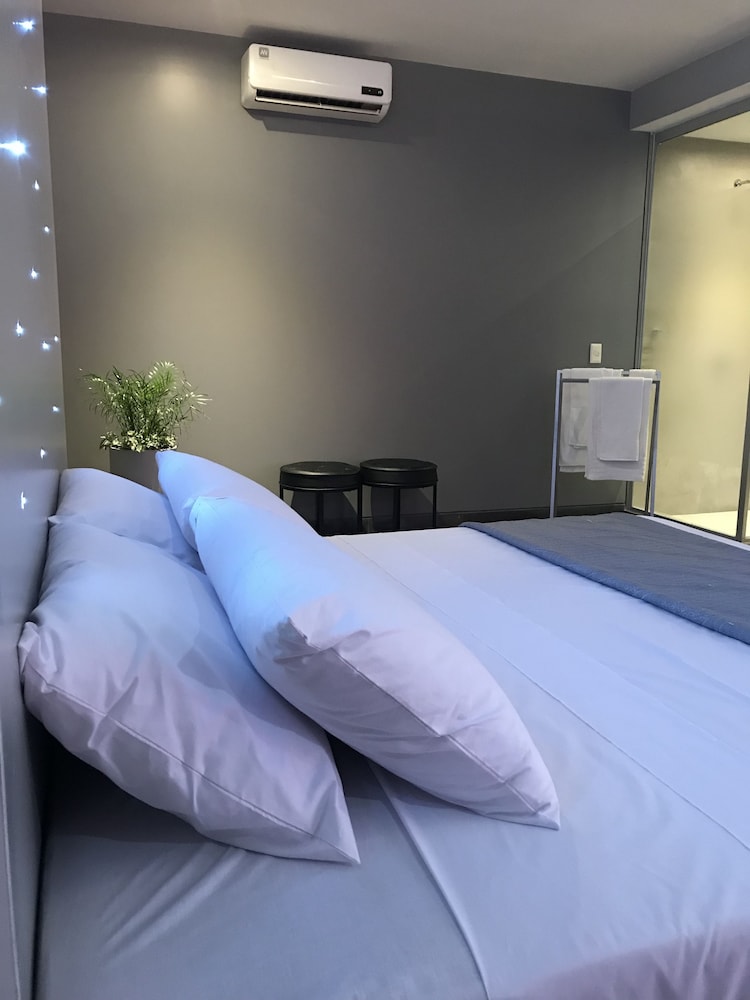 Deluxe Studio Suite, 1 King Bed photo 3