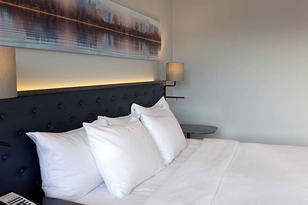 Suite, 1 King Bed, Canal View photo 3