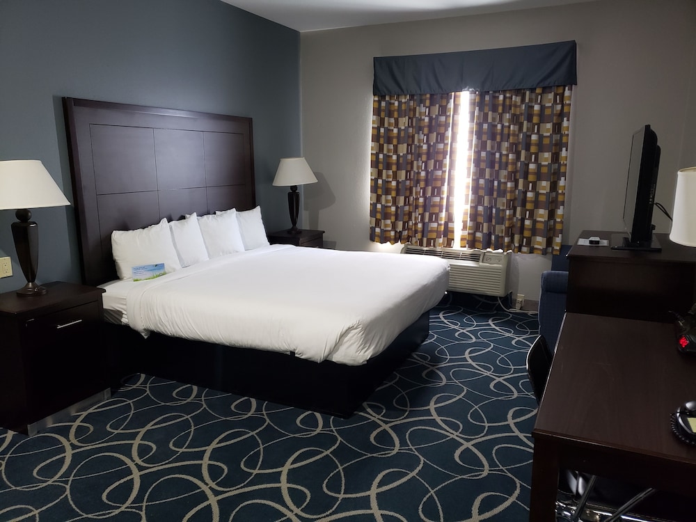 Basic Room, 1 Queen Bed, Non Smoking - Photo 2