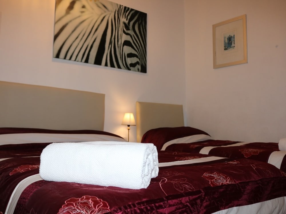 Family Triple Room, 1 Bedroom, Ensuite, Courtyard View photo 3