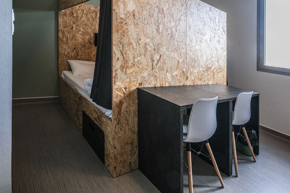Quadruple Room with Ensuite Bathroom - Photo 4