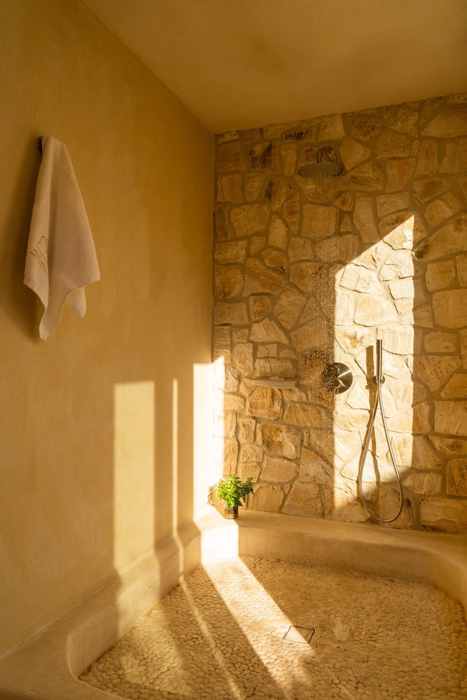 Cave Suite | Bathtub | Swim Up photo 2