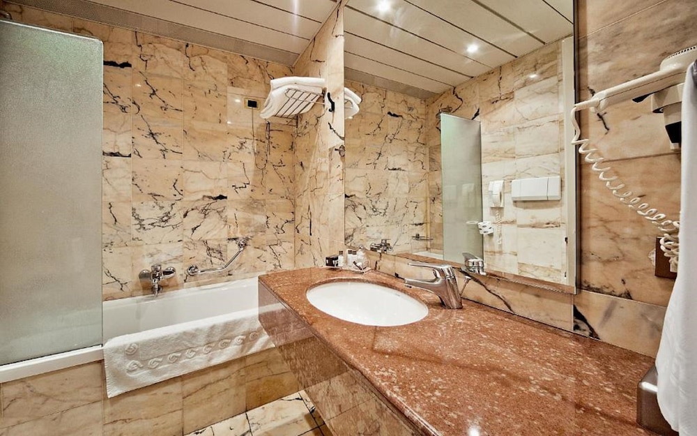 Standard Double or Twin Room - Photo 10
