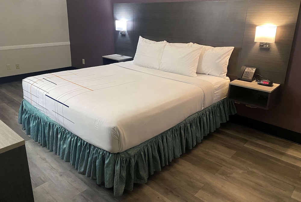 Deluxe Room, 1 King Bed, Non Smoking - Photo 1