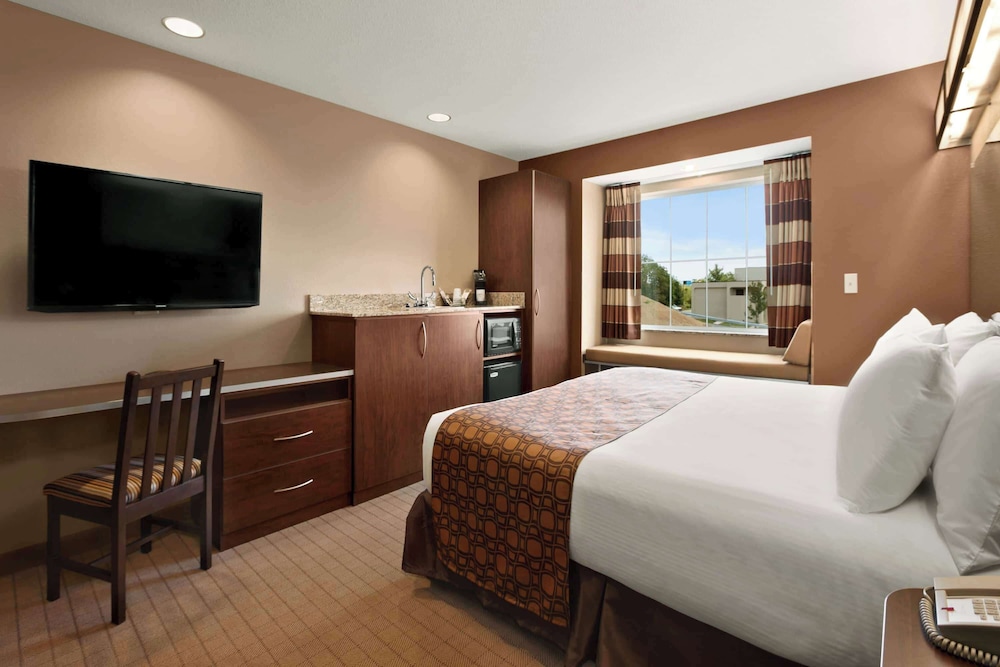 Suite, 1 Queen Bed, Accessible, Non Smoking photo 3